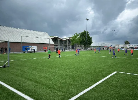 Teams in actie op de sportvelden van Beerse Boys tijdens de zesde speeldag